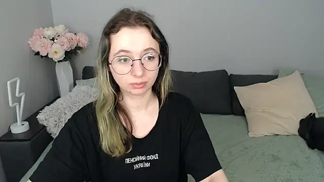 Mini Diva online show from September 23, 2025, 8:10 am