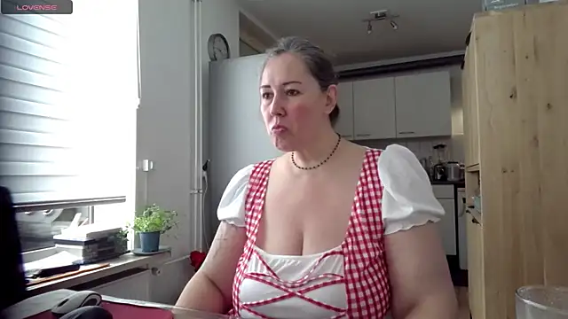 Snapshot of MilfGina chatting on September 29, 2025, 7:26 am MilfGina online show from September 29, 2025, 7:26 am