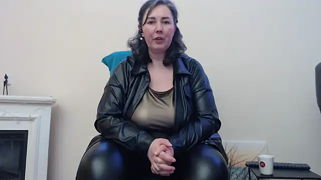 Snapshot of MilfGina chatting on March 4, 2025, 9:00 pm MilfGina online show from March 4, 2025, 9:00 pm