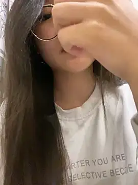 Krixxi22 online show from March 4, 2025, 2:32 pm