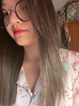 Krixxi22 online show from November 16, 2025, 2:33 pm