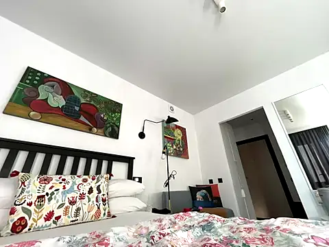 winter  sun online show from October 1, 2025, 12:42 pm