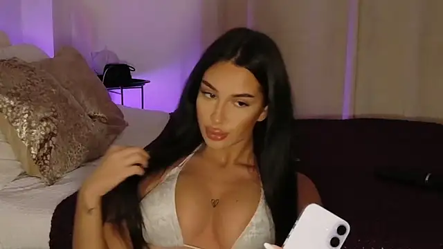 LuanaDess online show from April 23, 2026, 10:33 pm