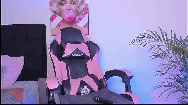 Kenia tompson01 online show from October 13, 2025, 7:26 pm