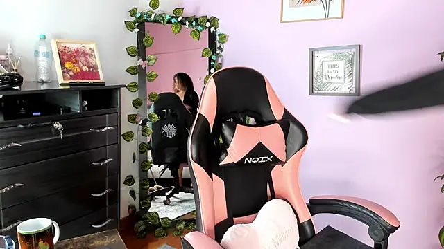 Kenia tompson01 online show from December 4, 2025, 11:15 pm