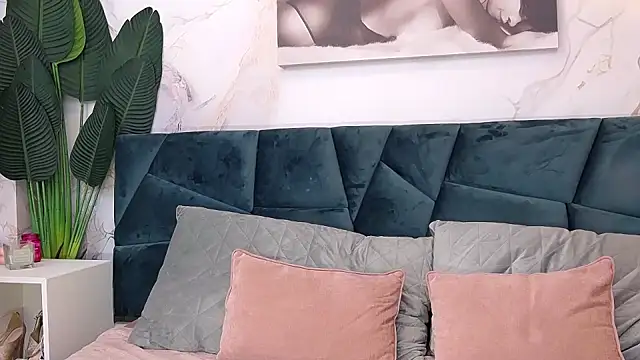 NightshadeIris online show from January 2, 2025, 8:17 am