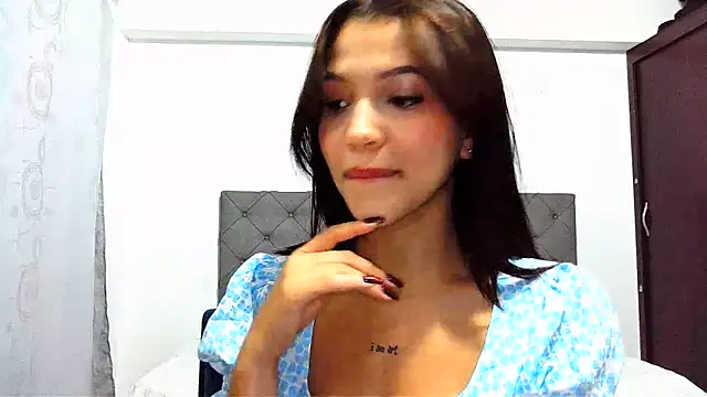 LunaF04 online show from January 7, 2025, 4:29 am