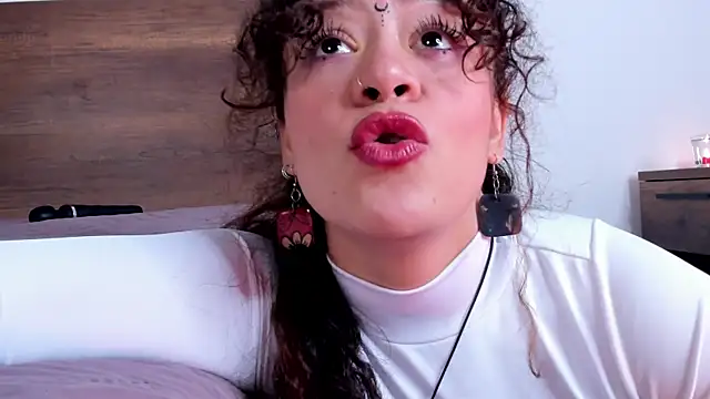 LunaF04 online show from December 12, 2024, 2:48 am