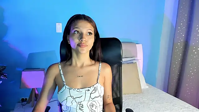 LunaF04 online show from December 16, 2024, 9:09 pm