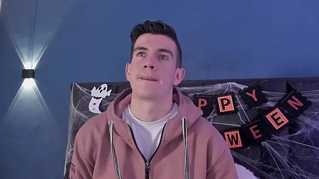 MikaelSlow online show from October 28, 2025, 4:02 am