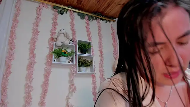 Idara and Edahi01 online show from October 18, 2025, 7:38 pm