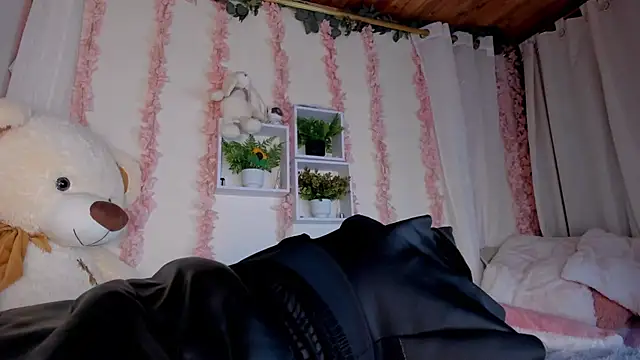 Idara and Edahi01 online show from October 5, 2025, 1:29 am