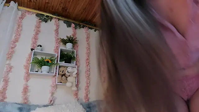 Idara and Edahi01 online show from January 15, 2026, 4:32 pm