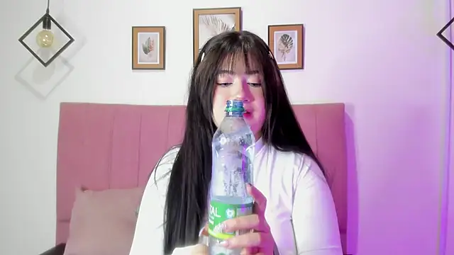 GENNESIS LOVE online show from October 5, 2025, 4:14 am