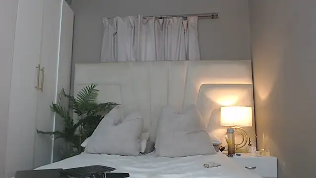 naughtyblackdolie online show from November 28, 2025, 5:07 am