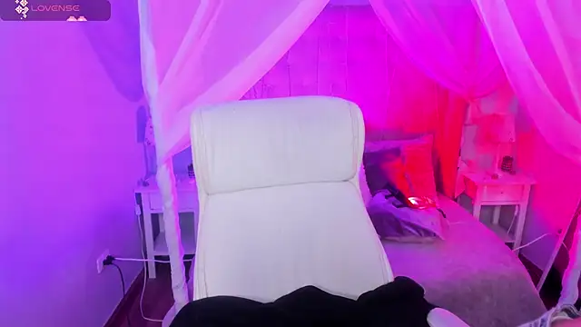 Hanna  Becker  online show from February 26, 2025, 3:35 am