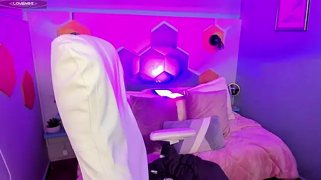 Hanna  Becker  online show from January 24, 2025, 3:54 am