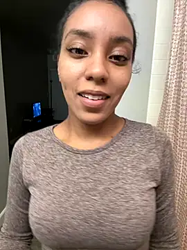 juicyyy323 online show from November 21, 2025, 2:54 am