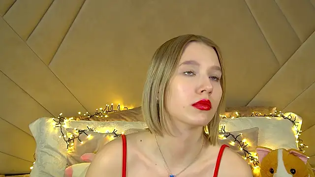 LiliLinn online show from March 17, 2025, 2:45 pm