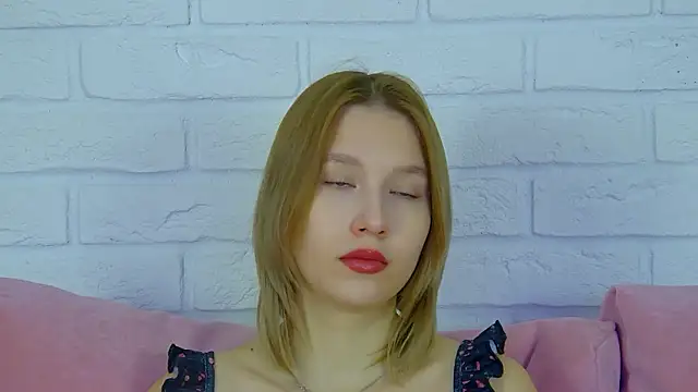 LiliLinn online show from October 3, 2025, 4:25 am