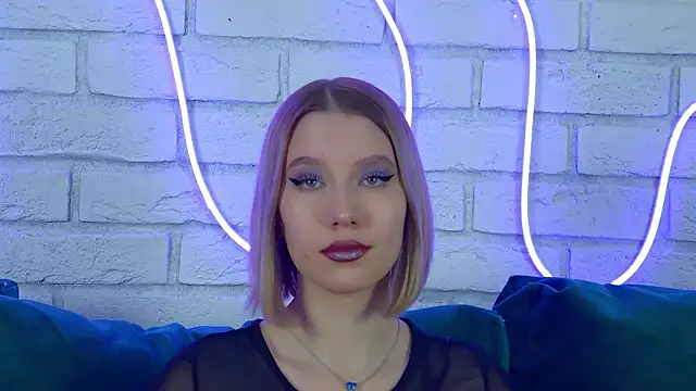 LiliLinn online show from March 21, 2025, 11:22 am