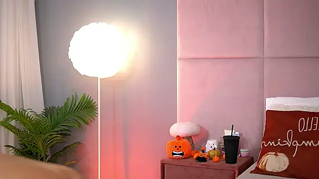 AlmaLuv online show from October 27, 2025, 4:57 am