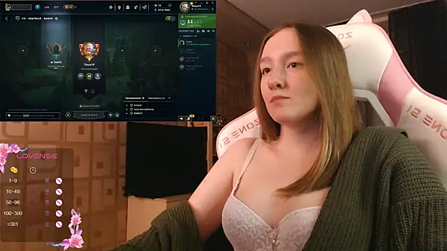 Snapshot of MoonlishSiren chatting on October 9, 2025, 8:09 pm MoonlishSiren online show from October 9, 2025, 8:09 pm