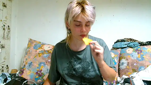 Snapshot of Sophie_Bell chatting on July 5, 2026, 8:37 pm Sophie Bell online show from July 5, 2026, 8:37 pm