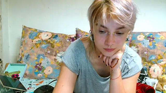 Snapshot of Sophie_Bell chatting on July 2, 2026, 7:31 pm Sophie Bell online show from July 2, 2026, 7:31 pm