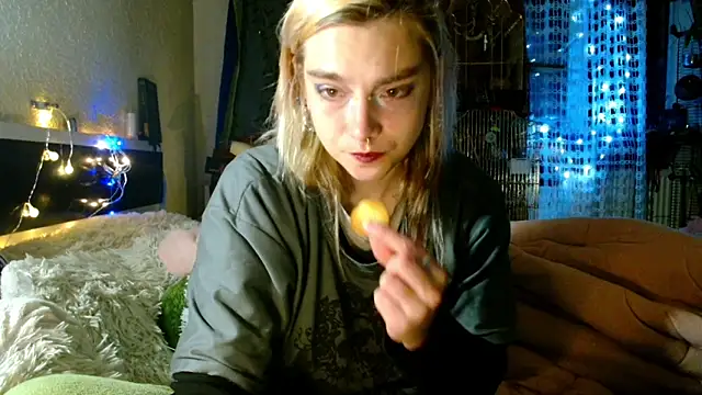 Snapshot of Sophie_Bell chatting on May 3, 2026, 6:33 pm Sophie Bell online show from May 3, 2026, 6:33 pm