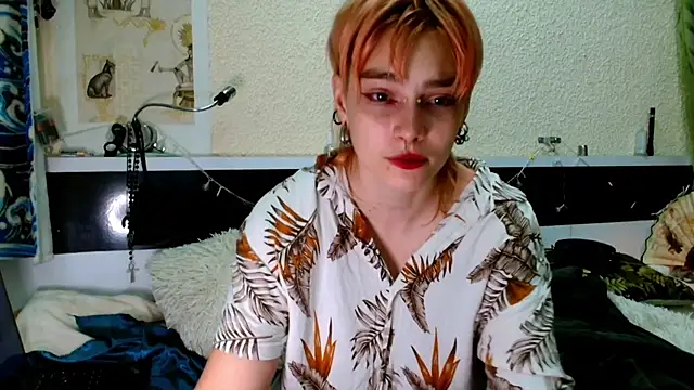 Snapshot of Sophie_Bell chatting on June 8, 2026, 6:30 pm Sophie Bell online show from June 8, 2026, 6:30 pm
