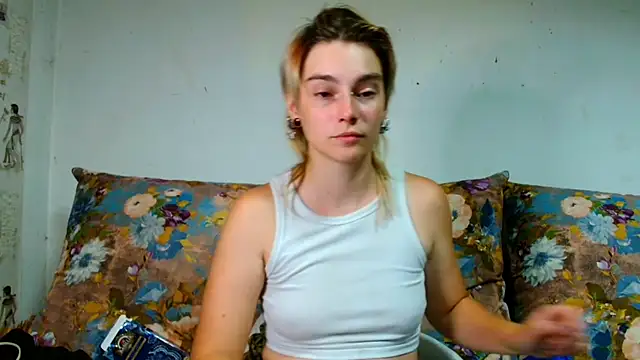 Snapshot of Sophie_Bell chatting on August 2, 2026, 10:51 pm Sophie Bell online show from August 2, 2026, 10:51 pm