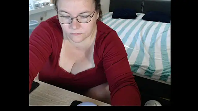 Snapshot of Sweetboobs chatting on June 28, 2026, 7:25 am Sweetboobs online show from June 28, 2026, 7:25 am