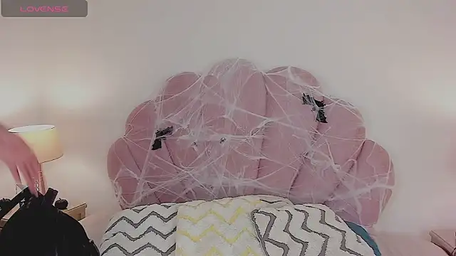 Nicole Paradise online show from October 10, 2025, 12:17 pm