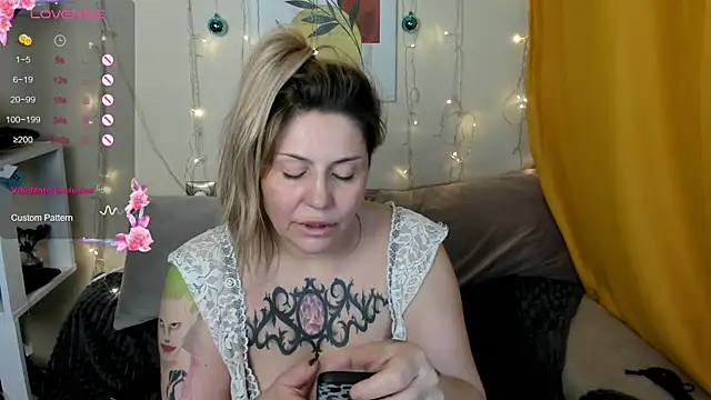 Snapshot of fucking_punishment chatting on January 1, 2025, 6:05 am fucking punishment online show from January 1, 2025, 6:05 am