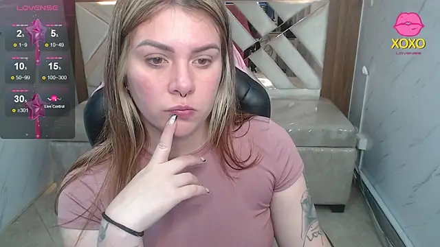 Snapshot of Paula_b_ chatting on May 1, 2026, 1:05 pm Paula b online show from May 1, 2026, 1:05 pm