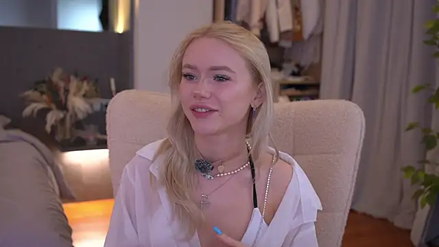 LexieLoree online show from April 6, 2026, 2:40 am