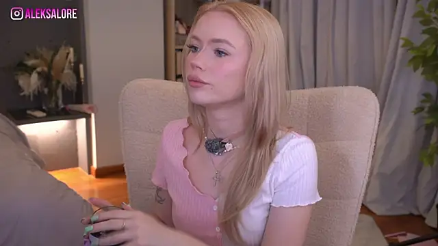 LexieLoree online show from June 10, 2026, 2:57 am