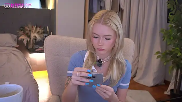 LexieLoree online show from April 17, 2026, 2:36 am