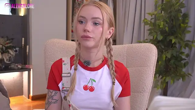 LexieLoree online show from June 25, 2026, 3:04 am