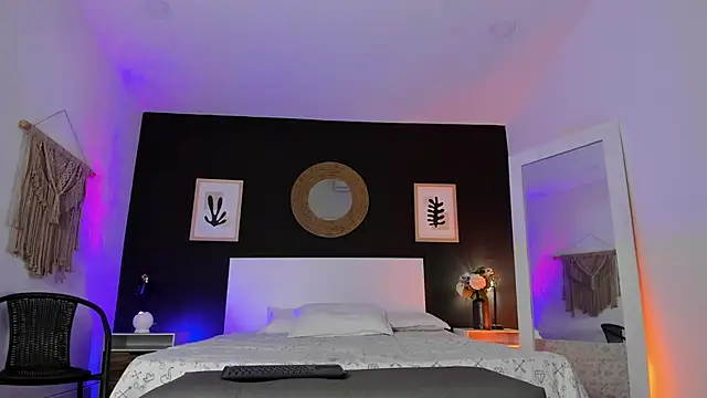 Snapshot of VioletPaket chatting on November 23, 2025, 2:27 pm VioletPaket online show from November 23, 2025, 2:27 pm