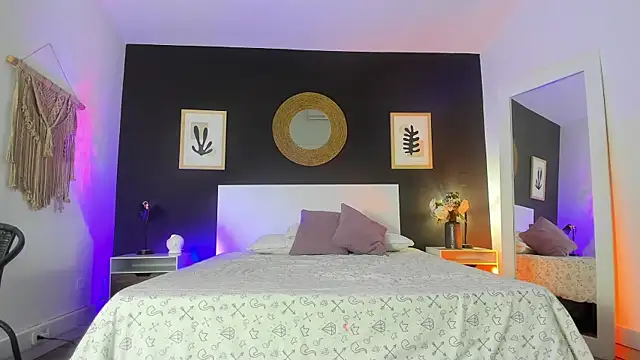 Snapshot of VioletPaket chatting on November 14, 2025, 11:47 am VioletPaket online show from November 14, 2025, 11:47 am