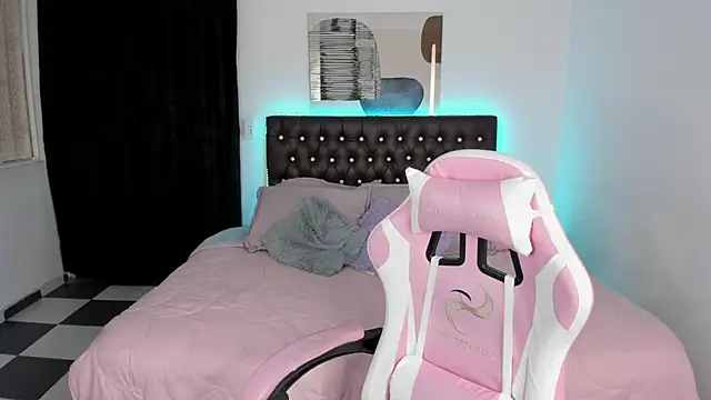 paula kawaiifu  online show from March 15, 2025, 1:40 pm