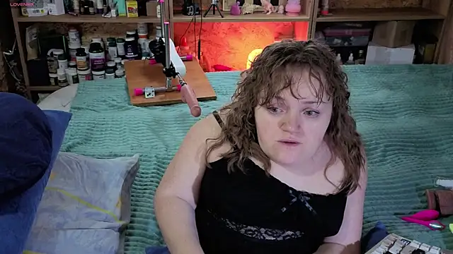 Snapshot of MiniNatalie chatting on November 11, 2025, 6:41 am MiniNatalie online show from November 11, 2025, 6:41 am