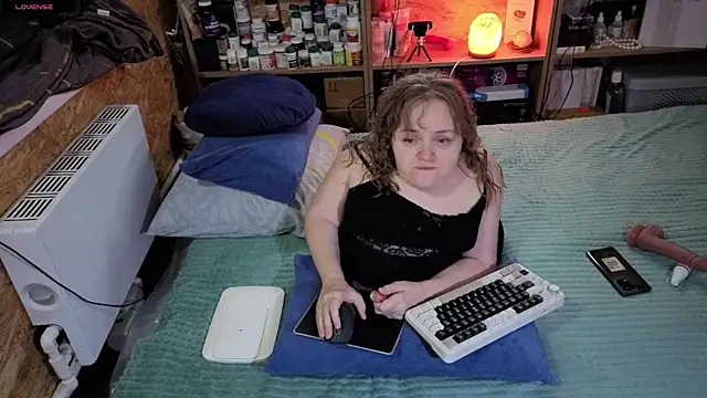 Snapshot of MiniNatalie chatting on November 26, 2025, 11:32 am MiniNatalie online show from November 26, 2025, 11:32 am