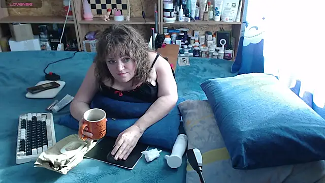 Snapshot of MiniNatalie chatting on October 16, 2025, 7:05 am MiniNatalie online show from October 16, 2025, 7:05 am