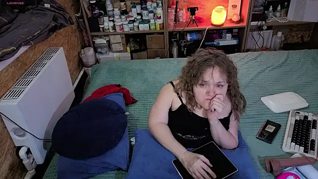 Snapshot of MiniNatalie chatting on November 23, 2025, 7:29 am MiniNatalie online show from November 23, 2025, 7:29 am