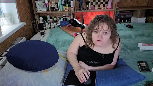 Snapshot of MiniNatalie chatting on November 14, 2025, 5:33 am MiniNatalie online show from November 14, 2025, 5:33 am