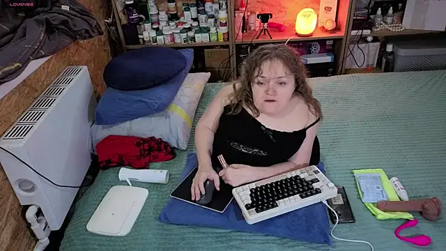 Snapshot of MiniNatalie chatting on November 24, 2025, 5:51 am MiniNatalie online show from November 24, 2025, 5:51 am