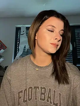 Mia-Minou online show from October 10, 2025, 9:43 am